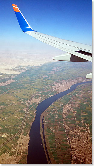 Das fruchtbare Niltal wird im Sinkflug auf Luxor berflogen.