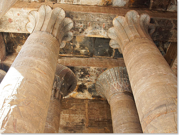 Ein Blick zur Decke der ersten Sulenhalle zeigen feine Details und noch erhaltene Original-Farben.