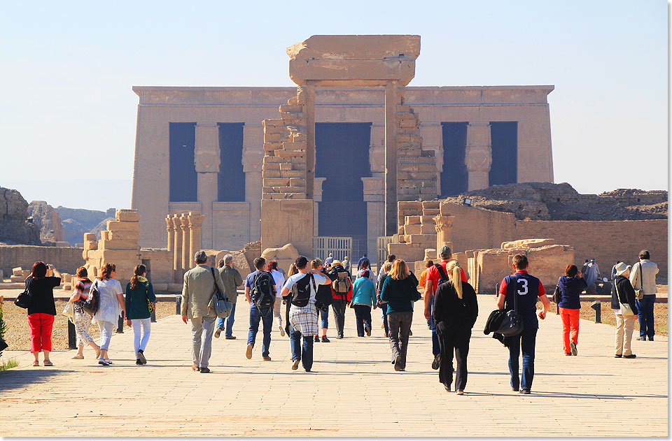 Anmarsch auf den Hathor-Tempel in Dendera.