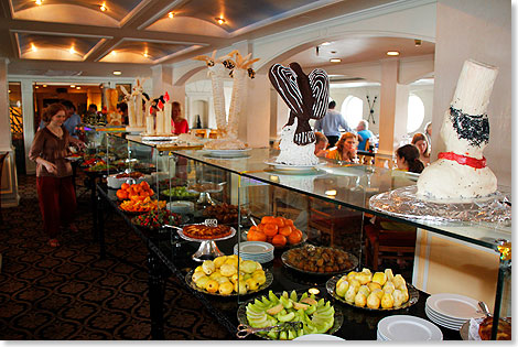 Blick aufs Mittags-Buffet und das Restaurant.