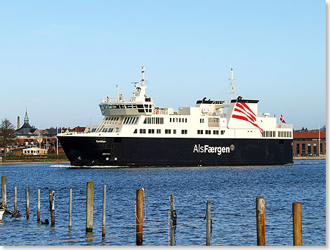 Das Fhrschiff FYNSHAV hat eine Kapazitt fr 90 Pkw und 550 Passagiere. 