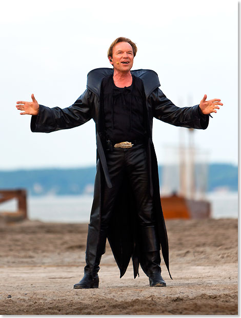 Von Ende Juni bis Anfang September steht Wolfgang Lippert wieder als Snger der Strtebeker-Festspiele fast tglich auf der Freilichtbhne in Ralswiek auf Rgen.