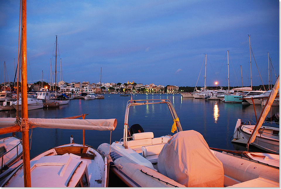  Bei Sonnenuntergang beginnt Porto Colom zu leuchten, bis der Ort der Dmmerung anheimfllt.