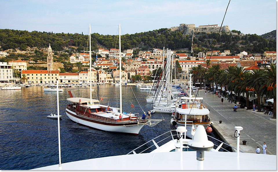 Kai aus Marmor im Hafen von Hvar mit Festung Spanjola im Hintergrund