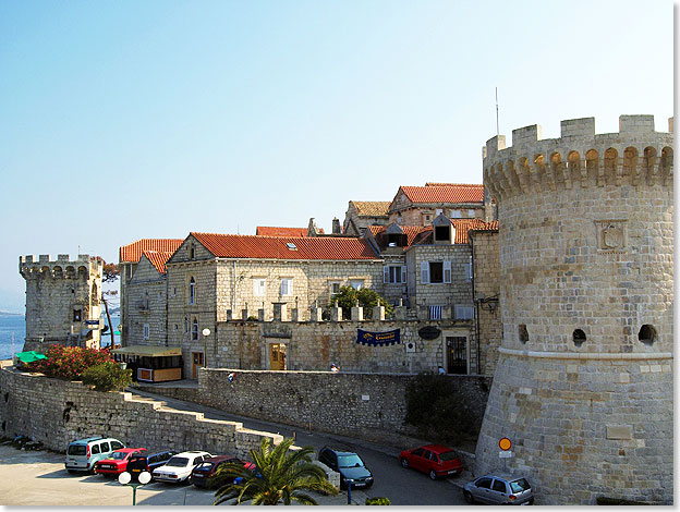 Blick vom Hafen in Korcula auf die Gsschen der Altstadt