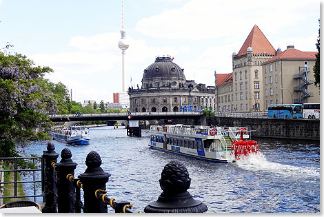 Vorraus die Museumsinsel mit einer weltweit einmalige Museumslandschaft, die sogar noch erweitert werden soll. 