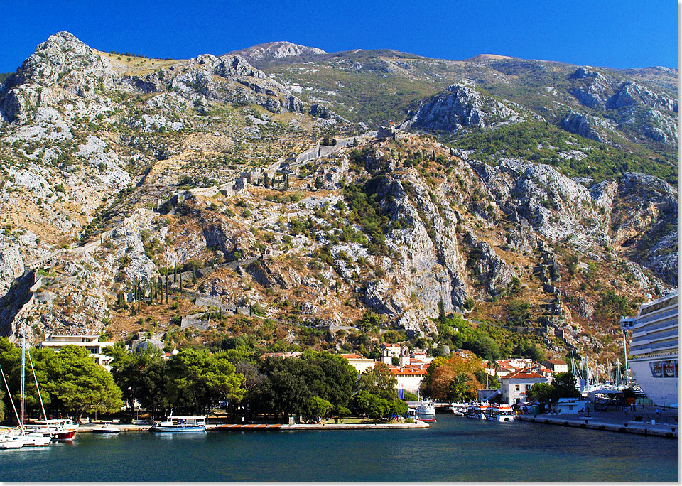 An den Hngen ber Kotor erstrecken sich ber viereinhalb Kilometer Lnge die bis zu 15 Meter breiten und 20 Meter hohen Verteidigungsanlagen hinauf in eine Hhe von 260 Metern auf den Berg San Giovanni. Kotor ist seit 1979 in das UNESCO Welt-Kulur- und Naturerbe aufgenommen worden. 