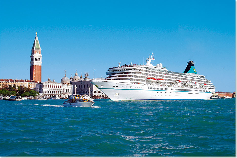 MS ARTANIA vor dem Dogenpalast und dem Campanile in Venedig.