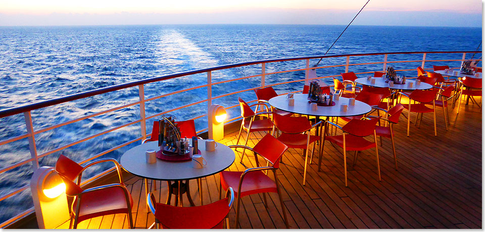Abendstimmung an Bord der AIDAaura im Indischen Ozean.