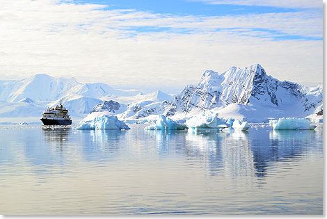 Immer wieder wirkt die SEA EEXPLORER wie ein Spielzeugschiff.