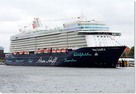 Die MEIN SCHIFF 4 am Himmelfahrtstag 2015 am Ostseekai in Kiel.