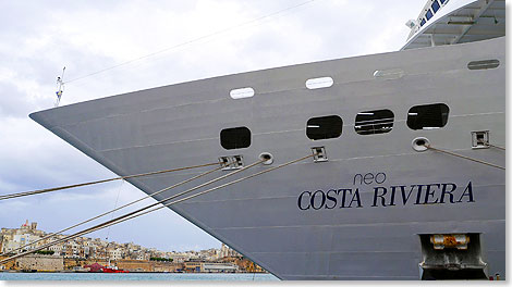 Der stolze Bug der COSTA neoRIVIERA vor der Hafen-Kulisse von Valletta, Malta.
