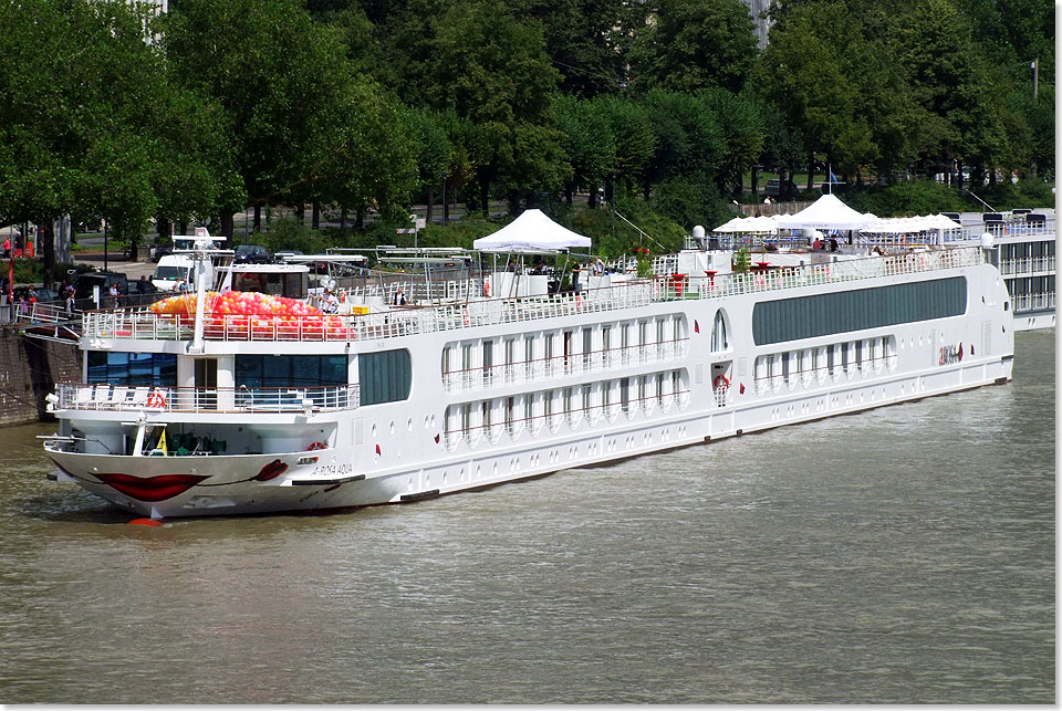 Die A-ROSAaqua wurde im Jahr 2009 von der Neptun Werft in Rostock als siebtes Schiff an die A-ROSA Flussschiff GmbH abgeliefert und verkehrt auf dem Rhein, Main und der Mosel.