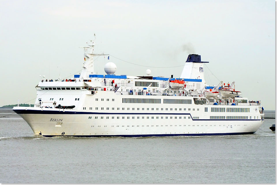 Nach Abschluss einer 10-tgigen Islandreise startete das ehemalige TV Traumschiff BERLIN am 17. Juli von der Bremerhavener Columbuskaje. 