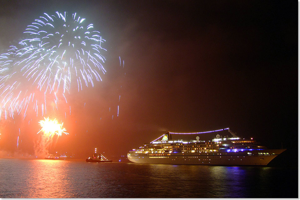 Das 30-mintige Abschlussfeuerwerk am Samstag, 15. August, zhlte zu den Hhepunkten der Sail. Dabei dienten beim Abschlussfeuerwerk die beiden Phoenix-Kreuzfahrtschiffe ALBATROS und AMADEA (im Bild) als Kulisse auf der Weser.