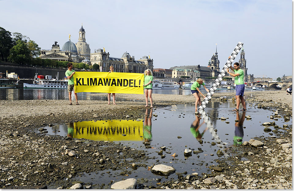 Mit einer Pegelmesslatte und einem Banner mit der Aufschrift Klimawandel! fordern die Umweltschtzer strkere Anstrengungen der Politik fr den Klimaschutz. 