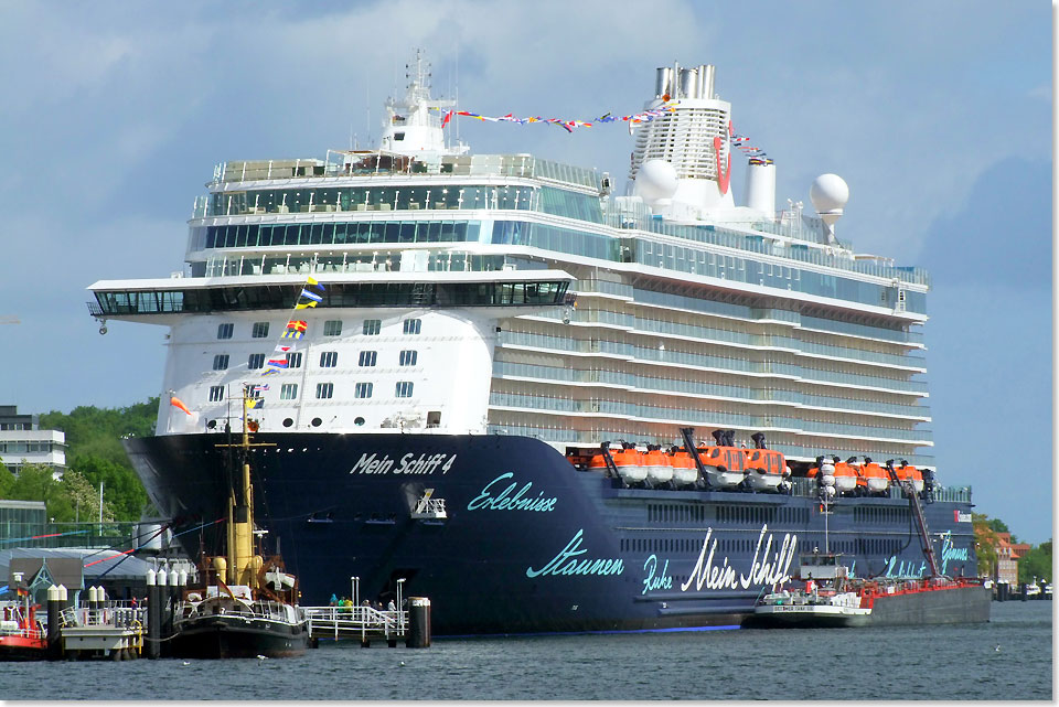 Die MEIN SCHIFF 4 am 17. Mai 2015 in Kiel.