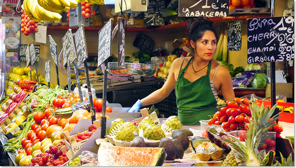  Marktfrau auf dem Mercat de Sant Josep / La Boqueria in Barcelona.