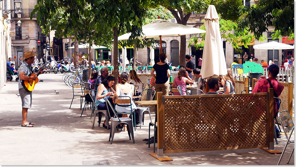 Auf allen Pltzen in Barcelonas Innenstadt herrscht ein lebendiges Treiben in den zahlreichen Cafs.