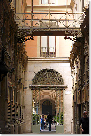 Enge Gassen und hohe Huser mit malerischen Gngen sind kennzeichnend fr Barcelonas Innenstadt.