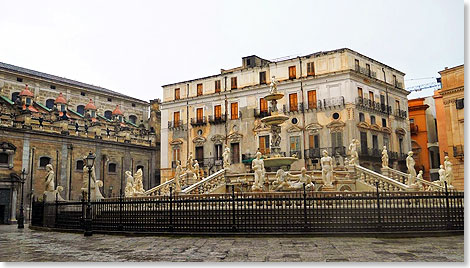 Die Piazza della Vergogna mit Fontana Pretoria. Seinen Namen hat der Platz von dem Palazzo Pretorio dem ehemaligen Gerichtspalast.