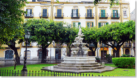 Historische Brunnen und klassizistische Huser prgen das malerische Stadtbild von Palermo.