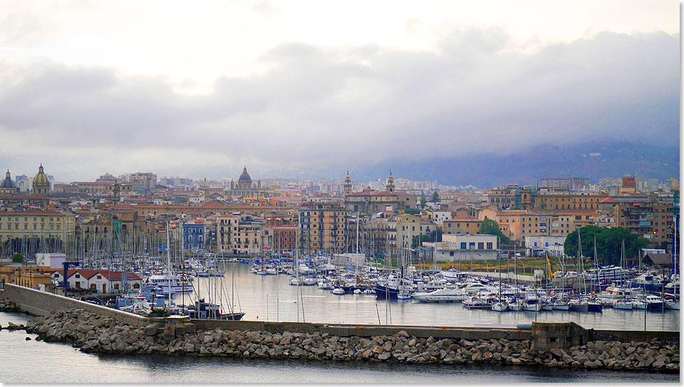 Der Hafen von Palermo mit der Kulisse der Altstadt reizt trotz schlechtem Wetter zu einem Landgang.