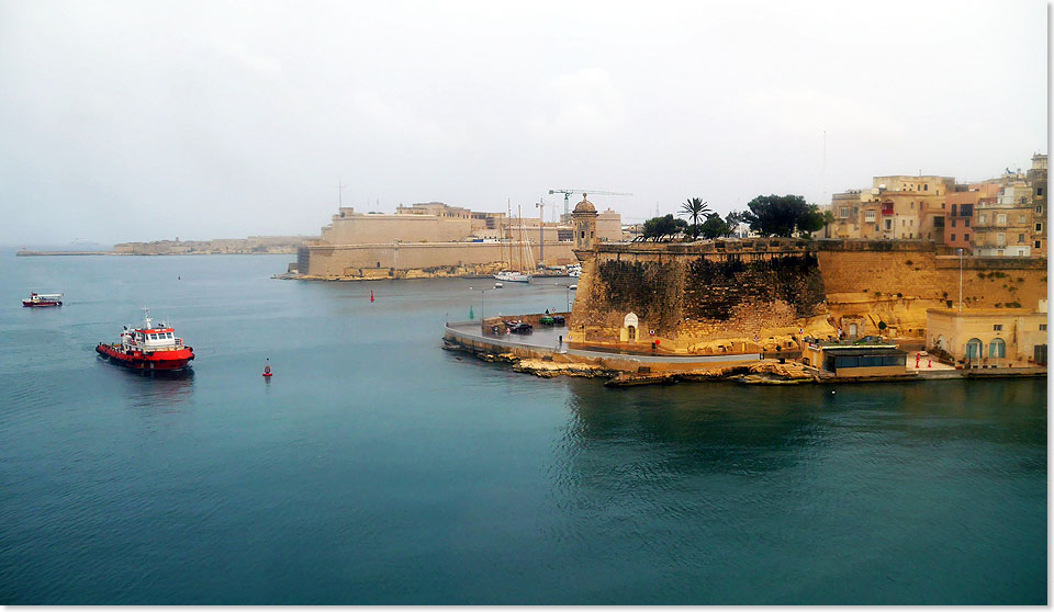 Die Hafeneinfahrt von Valleta auf Malta ist besonders fr groe Schiffe eine Herausforderung.