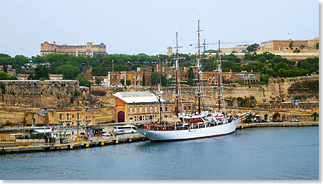 Auch die SEA CLOUD ankert im Hafen von Valetta.