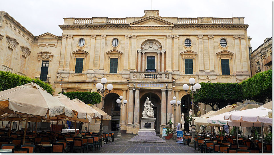  Die Nationalbibliothek von Valletta auf Malta mit dem Denkmal von Knigin Victoria.