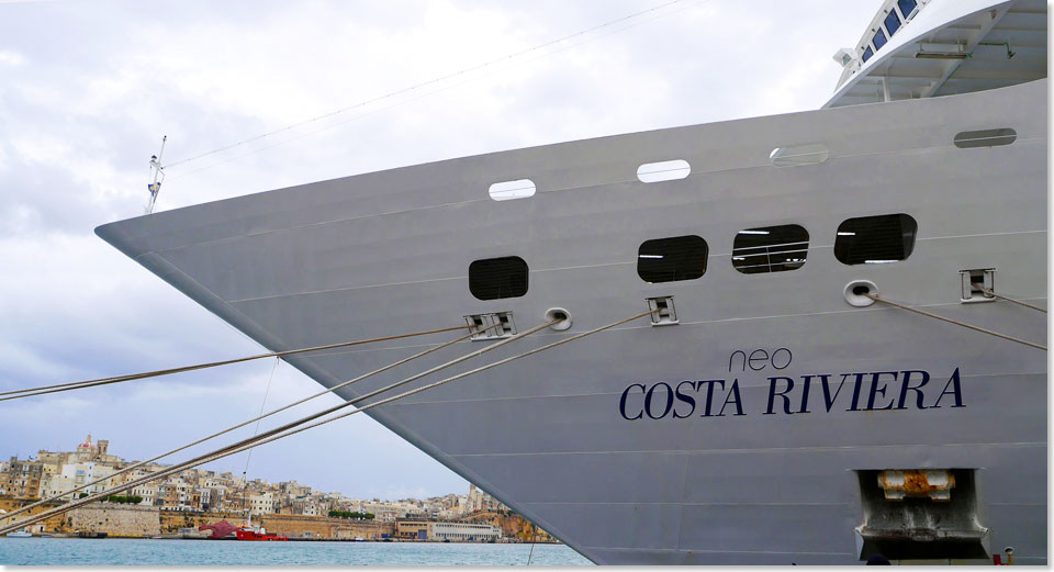 Der stolze Bug der COSTA neoRIVIERA vor der Hafen-Kulisse von Valletta, Malta.