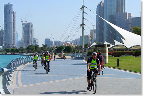 Bequemes Fahrradfahren auf der Corniche.