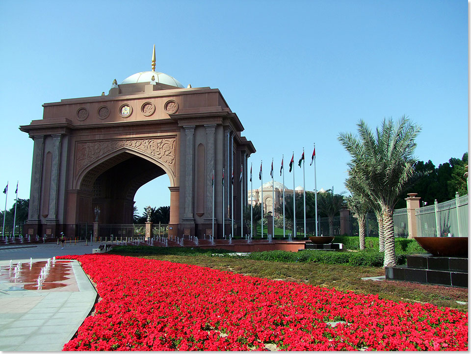 Die Grnanlagen vor dem Eingang zum Emirates Palace Hotel sind bestens gepflegt.