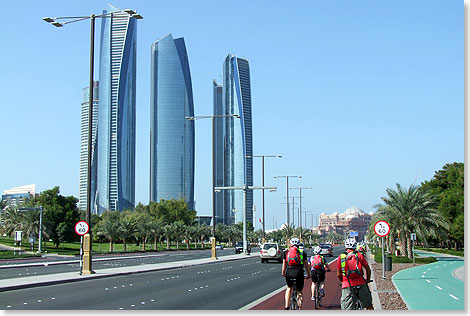 Eine Radler-Gruppe auf dem Weg zum Emirates Palace Hotel.