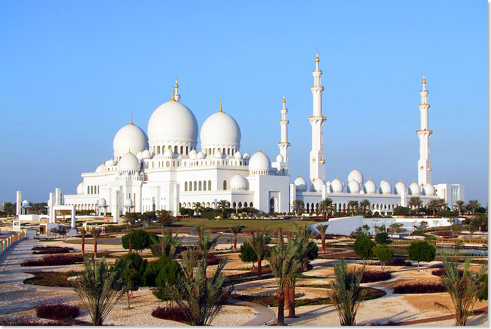 Unbedingt sehenswert in Abu Dhabi ist die drittgrte Moschee der Welt, die schneeweie Shik-Zayed-Moschee, erbaut aus 15 verschiedenen Marmorarten und vergoldeten Mosaiken, erhebt sich das imposante schneeweie Bauwerk seit acht Jahren 107 Meter in den meist blauen arabischen Himmel. 
