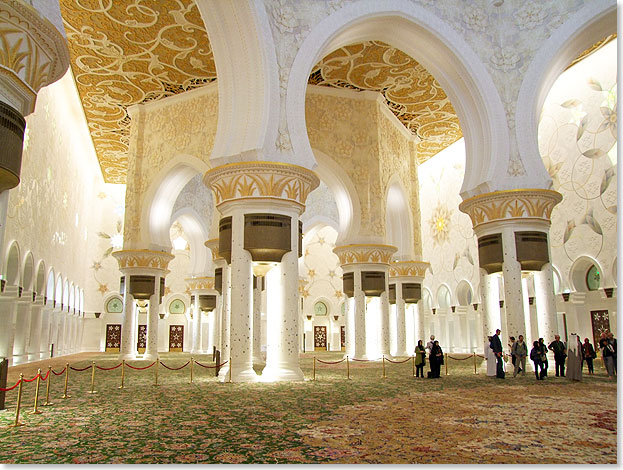 Bemerkenswert ist im Innenraum der Shik-Zayed-Moschee, der bis zu 40.000 Glubigen Platz bietet.
