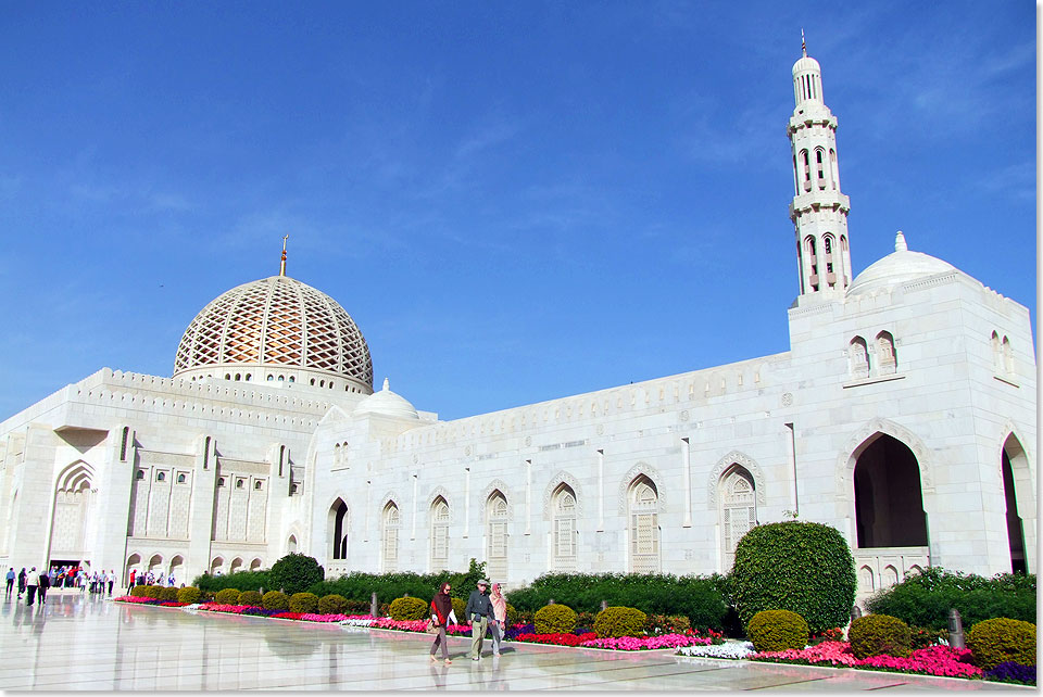 Von Abu Dhabi nimmt die AIDAaura Kurs auf den nchsten Hafen, Muscat, die Hauptstadt des Sultanats Oman, das Land des Weihrauchs und der Silberschmiedekunst. Im Bild die imposante Sultan Qaboos Moschee, die zu den grten Gotteshusern der Welt zhlt.