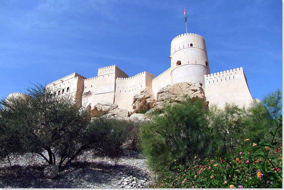 Diese 350 Jahre alte Festung Nakhal erhebt sich auf einem Felsen, hoch ber dem alten Dorf.