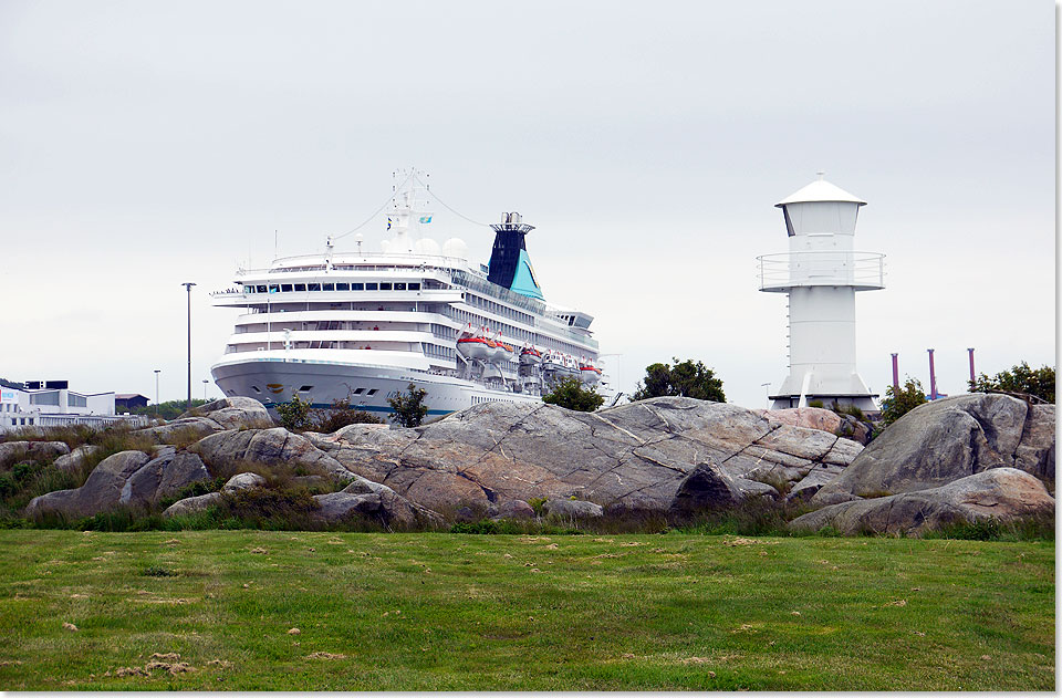Beim Spaziergang in Göteborg ergaben sich immer wieder schöne Blicke auf „unser” Schiff MS ARTANIA.