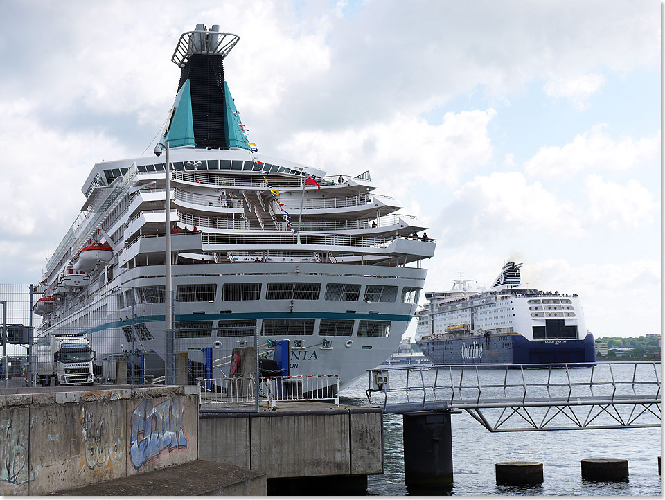 MS ARTANIA hat in Kiel festgemacht, die COLOR FANTASY kommt rckwrts rein.