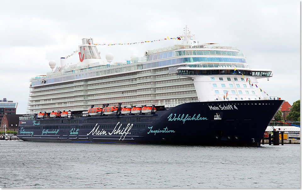 Die MEIN SCHIFF 4 am Himmelfahrtstag 2015 am Ostseekai in Kiel.