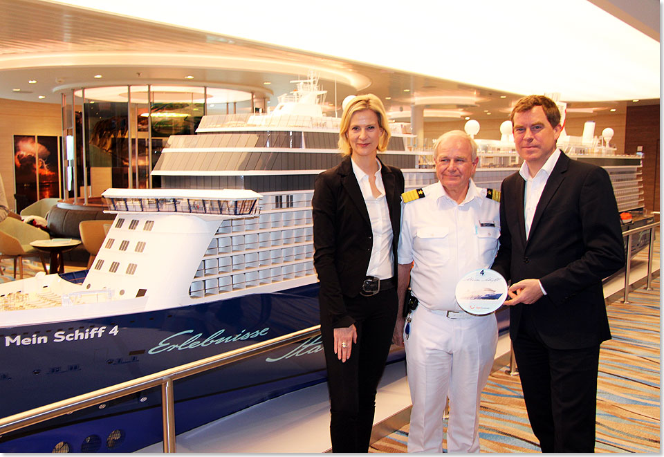 Voller Stolz auf ihr Schiff: TUI Cruises-CEO Wybcke Meier, Kapitn Kjell Holm und Kiels Oberbrgermeister Dr. Ulf Kmpfer.