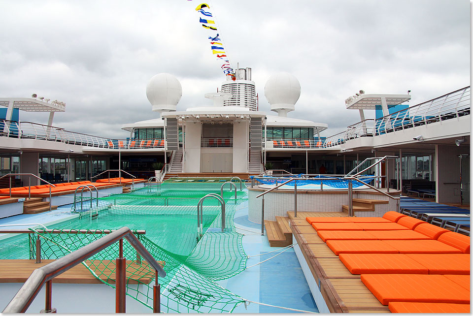 Wettkampftauglich: Der 25 Meter lange Auen-Swimmingpool.