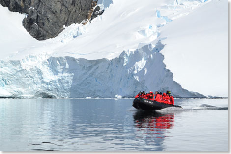 22 Die Zodiac-Touren bringen die Pasagiere noch nher an die faszinierenden Eislandschaften heran.