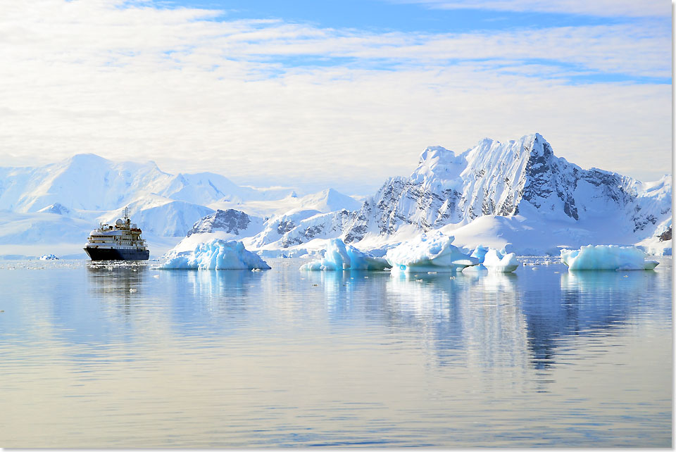 Immer wieder wirkt die SEA EEXPLORER wie ein Spielzeugschiff.