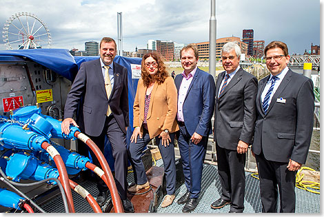 V.l.n.r.: Dirk Lehmann, Becker Marine Systems, Monika Griefahn, Umweltdirektorin AIDA Cruises, Hamburgs Senatoren Jens Kerstan, Frank Horch und Max Kommorowski, Becker Marine Systems, auf der LNG Hybrid Barge. 