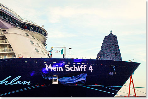 Taufpatin Franziska van Almsick wnschte der MEIN SCHIFF 4 gem alter Seefahrertradition immer eine Handbreit Wasser unterm Kiel, ehe sie die Flasche am Bug zerschellen lie. 