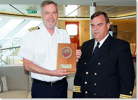 VIKING STAR-Kapitn GulleikSvalstrog (links) und Rostocks Hafenkapitn Gisbert Ruhnke.