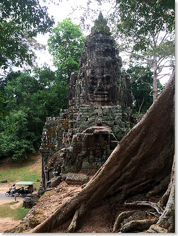 Durch das Sdtor der prachtvollen alten Knigsstadt Angkor Thom fhrt immer noch eine Strae.
