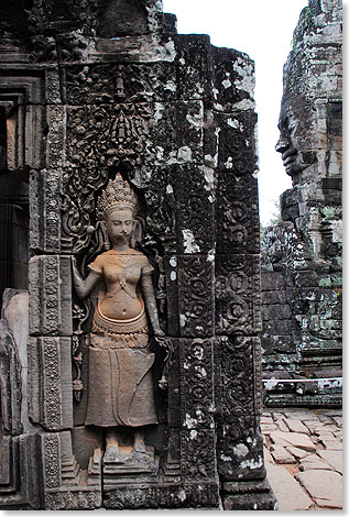 Die vielen Trme des Bayon Tempels sind mit meterhohen, wunderschnen Gesichtern geschmckt.